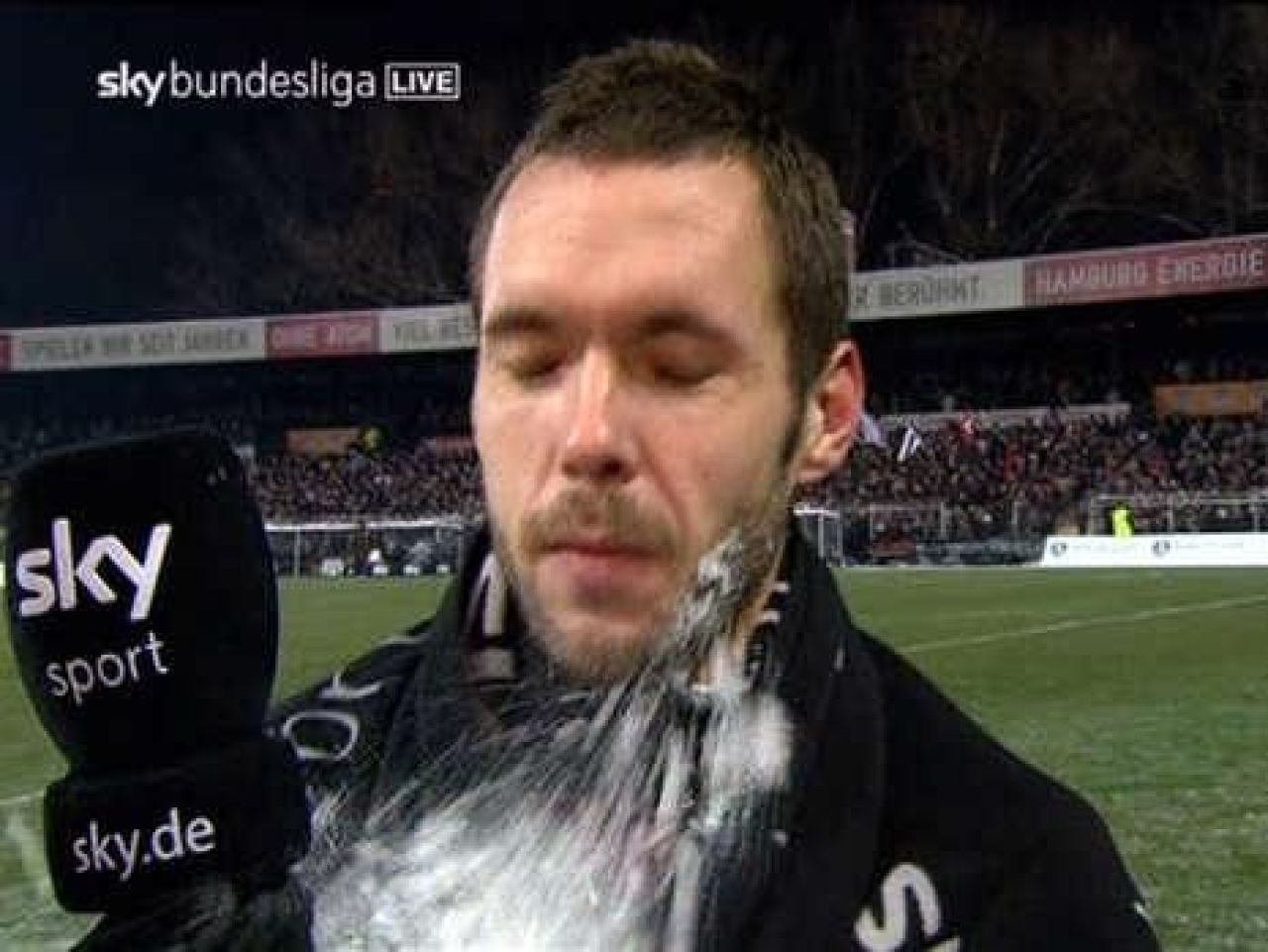 UMILINTA totala pentru un jucator din Germania! A fost ATACAT de fani la TV dupa un autogol incredibil de la 14 metri!_3