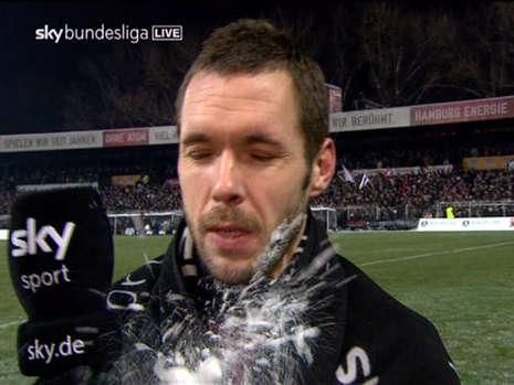 UMILINTA totala pentru un jucator din Germania! A fost ATACAT de fani la TV dupa un autogol incredibil de la 14 metri!_4