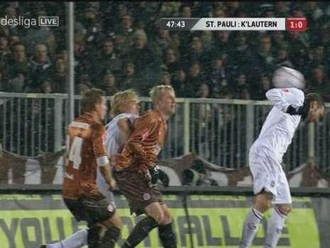 UMILINTA totala pentru un jucator din Germania! A fost ATACAT de fani la TV dupa un autogol incredibil de la 14 metri!_7