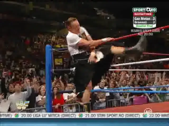 VIDEO: Cena si-a anuntat decizia! Vezi cum i-a CASAPIT apoi pe Orton si Barrett!