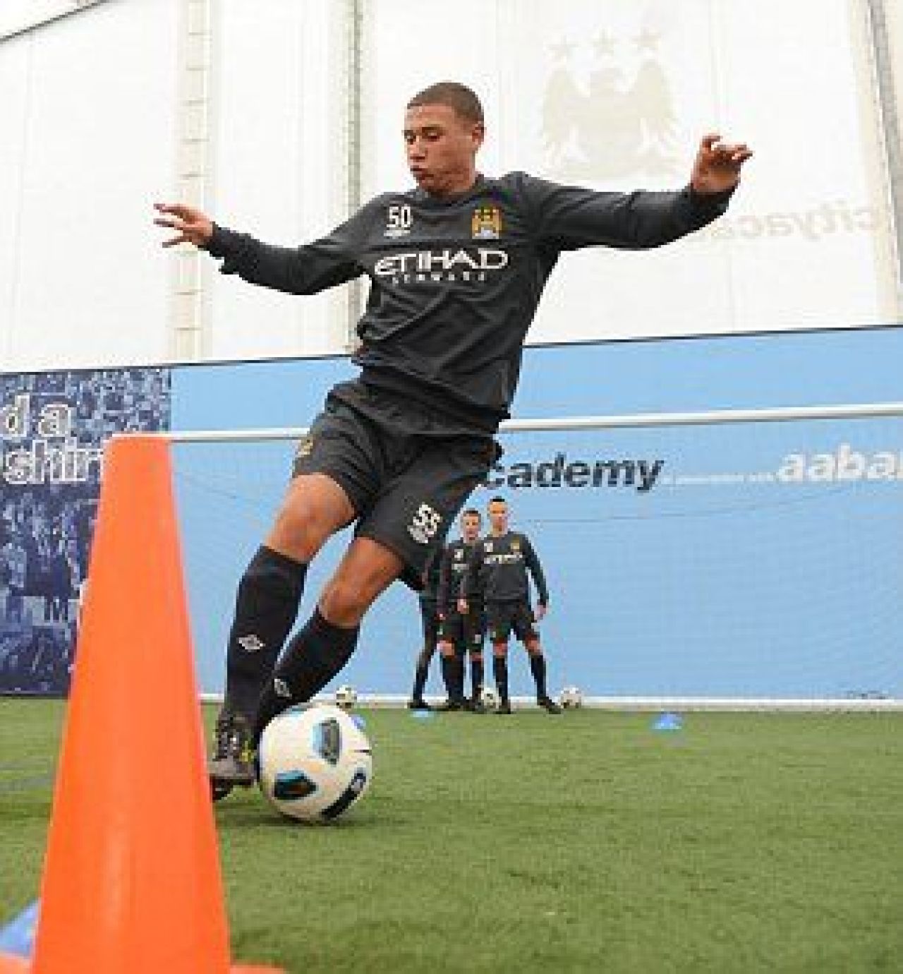SUPER IMAGINI! Asta e fabrica de fotbalisti a lui City! Ce poti face din 12 milioane de euro!_5