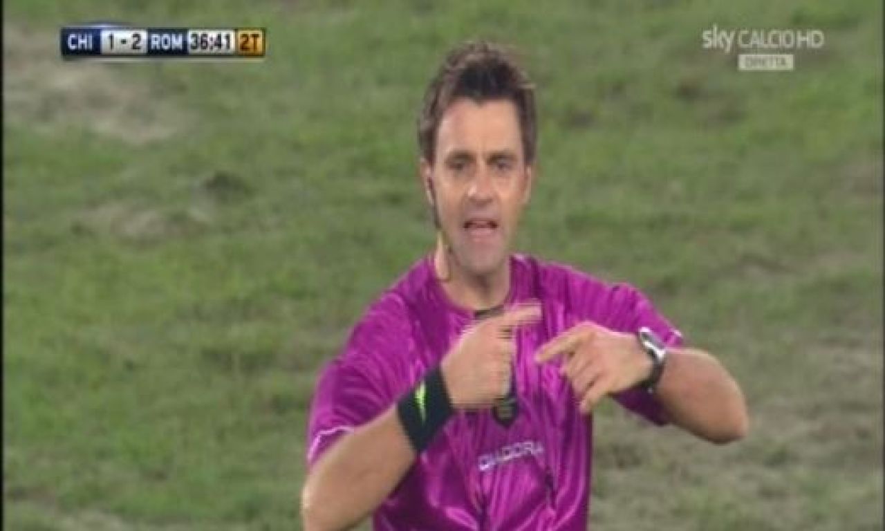 VIDEO / Moment INCREDIBIL la Chievo - Roma! Un jucator a batut un out de la linia de... rugby:_4