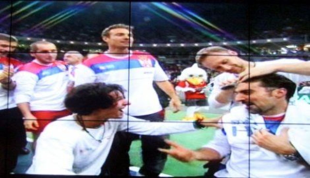 VIDEO / Imagini SENZATIONALE! Djokovic, RAS IN CAP pe terenul de tenis dupa ce a castigat Cupa Davis!_3