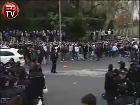 VIDEO: Asta se intampla cand se supara turcii! Pietre, focuri de arma si fani injunghiati inainte de Besiktas - Bursa!