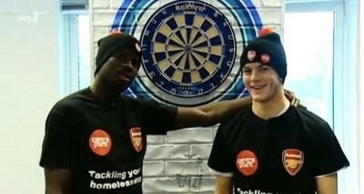 Wilshere&nbsp;si&nbsp;Eboue s-au reprofilat! Care e mai tare la DARTS? VIDEO