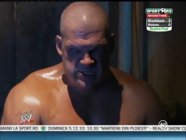 VIDEO: Un monstru IN LACRIMI! Vezi cum au fost torturati Kane si tatal sau de Edge!