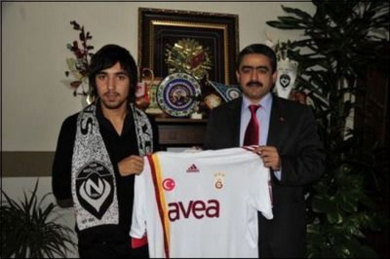 El este pustiul minune pe care il promoveaza Hagi la Galata!_3