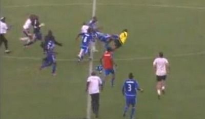 VIDEO / Mputu a fost suspendat un an pentru ca a batut un arbitru pe teren! Iata atacul: