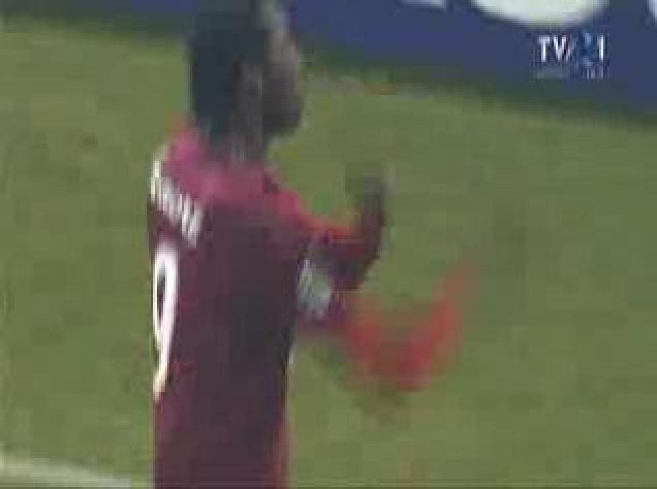 FOTO SCANDALOS! Traore, gesturi OBSCENE catre fanii lui CFR dupa ce a marcat cu AS Roma!_1