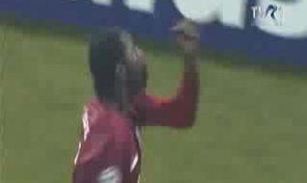 FOTO SCANDALOS! Traore, gesturi OBSCENE catre fanii lui CFR dupa ce a marcat cu AS Roma!_3