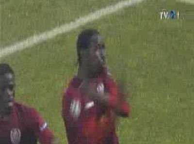 FOTO SCANDALOS! Traore, gesturi OBSCENE catre fanii lui CFR dupa ce a marcat cu AS Roma!_4