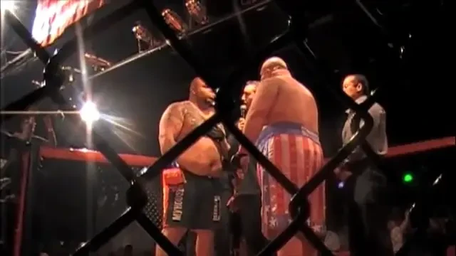 VIDEO: Gras la gras trage! 150kg vs 210kg! Vezi un meci cu GREUTATE