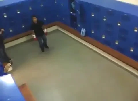 VIDEO: I-a dat de l-a julit! Vezi cum si-a luat perversa in vestiarul de la liceu