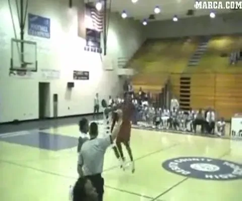 VIDEO / Cum si-a ratat un pusti cariera! L-a pus la pamant pe arbitru ca la wrestling: