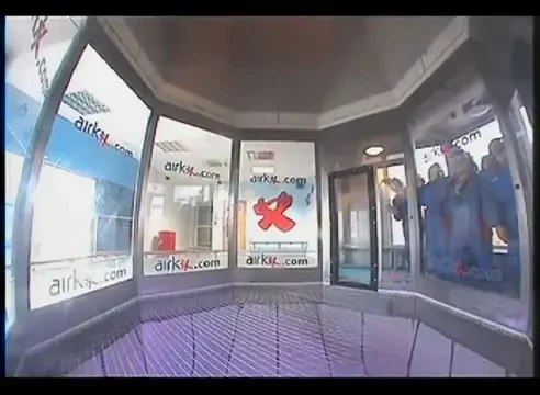 NU ai mai vazut asa ceva! Aici poti face skydiving indoor! VIDEO: