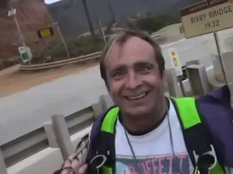 Cat TUPEU a avut acest parasutist: s-a aruncat in gol ca sa scape de politie!