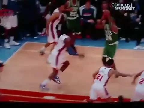 EPIC FAIL: Un jucator a exagerat cu bucuria! Vezi cum era sa moara!