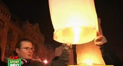 IMAGINI EMOTIONANTE! Fanii lui Poli au inaltat lumanari pe strazile din Timisoara pentru cei care au murit la Revolutie!