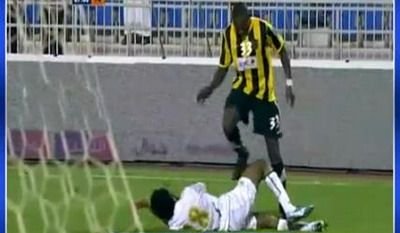VIDEO / Gest impotriva umanitatii! Un fotbalist era sa-l lase fara mostenitori pe un adversar: