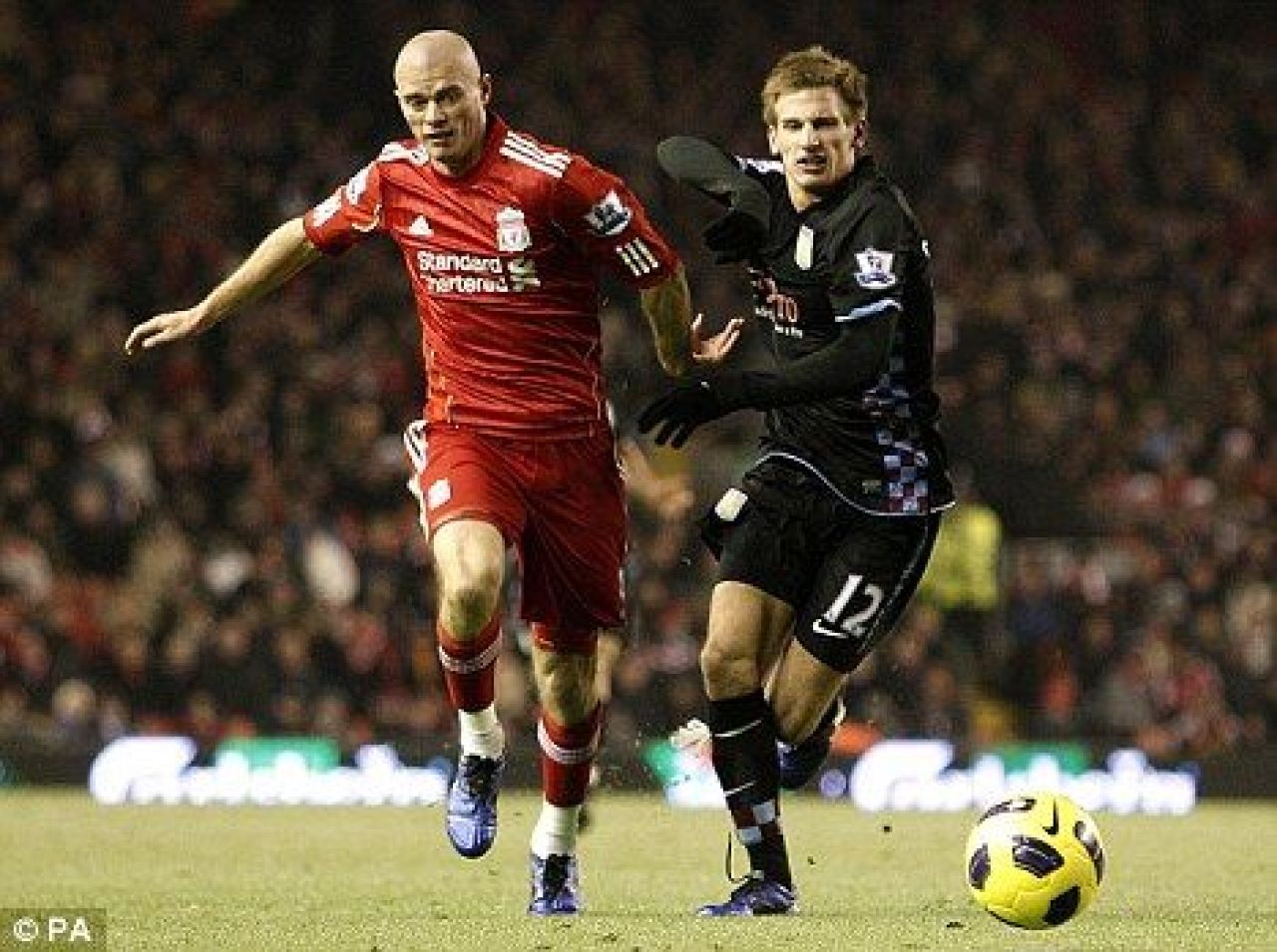 INCREDIBIL / Mama carui fotbalist de la Liverpool i-a facut pe fani GUNOAIE pe Facebook:_1