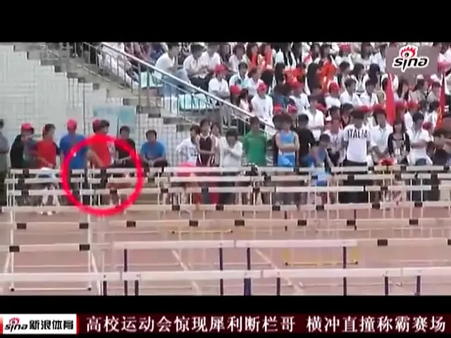 VIDEO FABULOS! Cel mai prost atlet din istoria sportului! Vezi cum a ales sa castige cursa cu obstacole :))