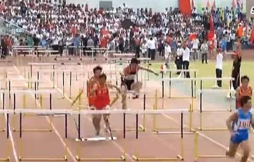 VIDEO FABULOS! Cel mai prost atlet din istoria sportului! Vezi cum a vrut sa castige cursa cu obstacole :))