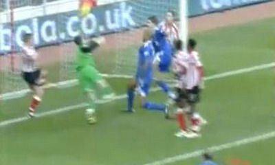 VIDEO / Cum a scos portarul mingea asta?