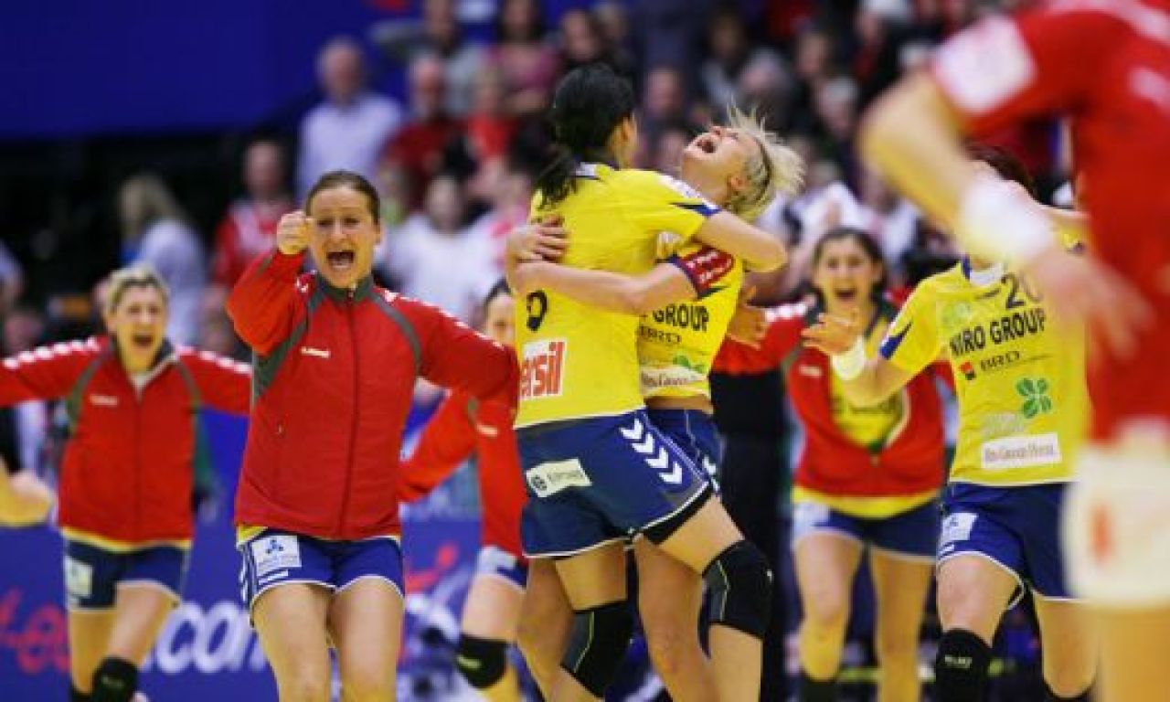 SUPER FOTO! IN LACRIMI: Asa s-au bucurat jucatoarele nationalei dupa primul BRONZ de la Euro! Vezi cifrele Romaniei!_1