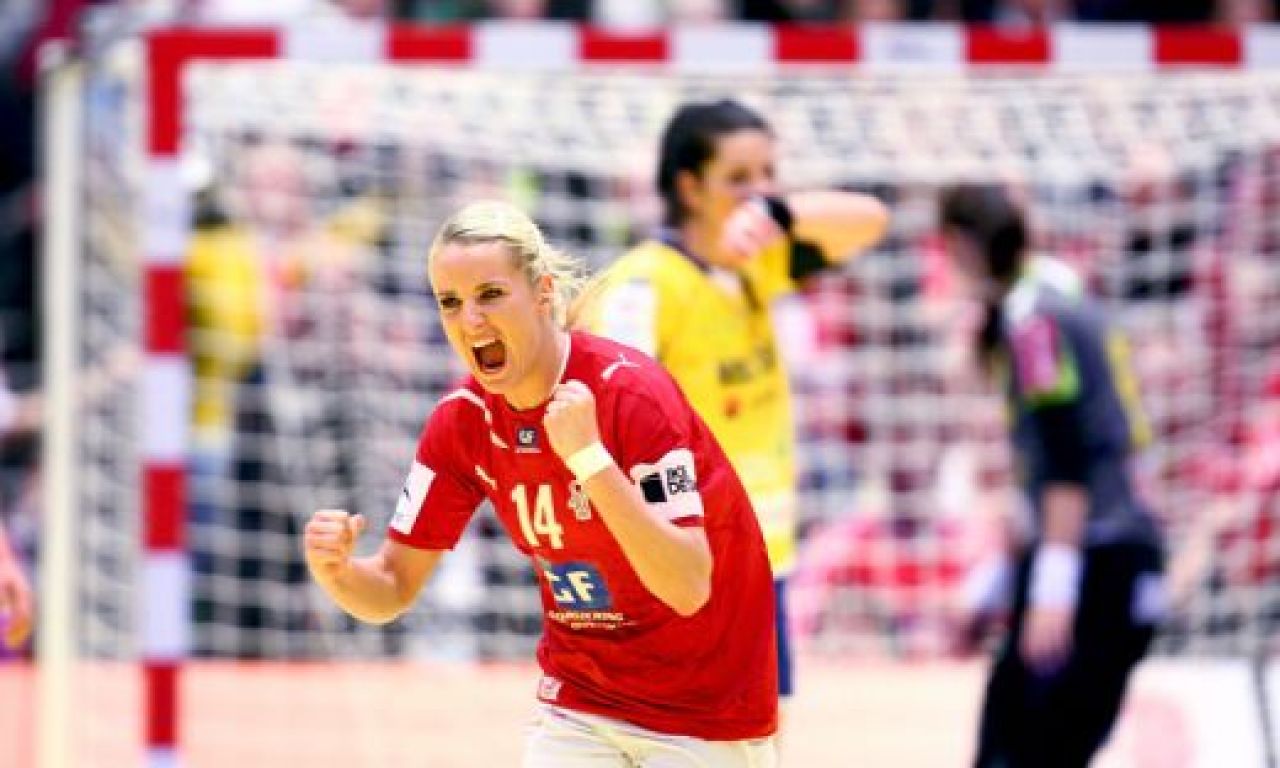 SUPER FOTO! IN LACRIMI: Asa s-au bucurat jucatoarele nationalei dupa primul BRONZ de la Euro! Vezi cifrele Romaniei!_4