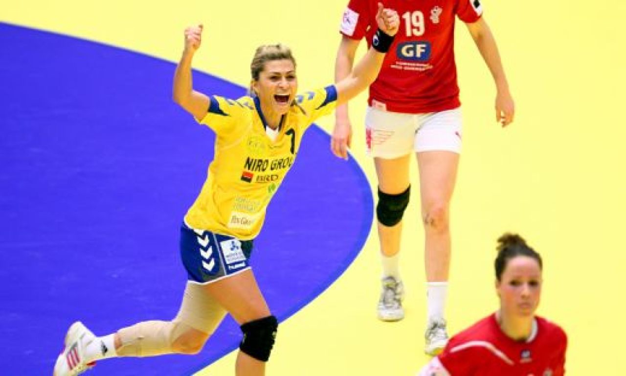 SUPER FOTO! IN LACRIMI: Asa s-au bucurat jucatoarele nationalei dupa primul BRONZ de la Euro! Vezi cifrele Romaniei!_7