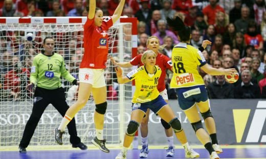 SUPER FOTO! IN LACRIMI: Asa s-au bucurat jucatoarele nationalei dupa primul BRONZ de la Euro! Vezi cifrele Romaniei!_13