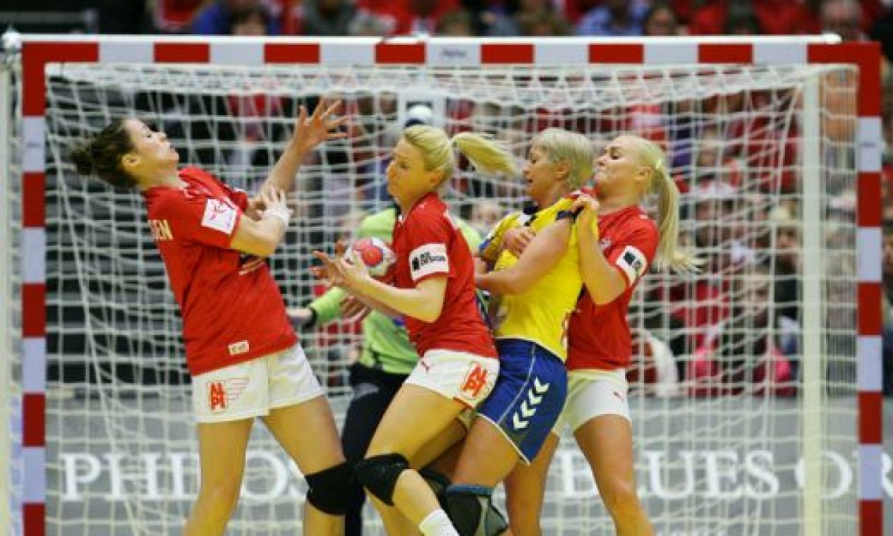 SUPER FOTO! IN LACRIMI: Asa s-au bucurat jucatoarele nationalei dupa primul BRONZ de la Euro! Vezi cifrele Romaniei!_14