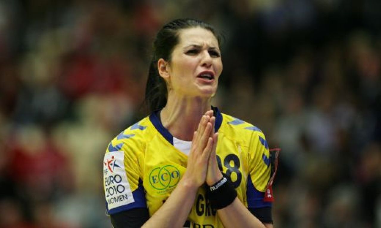 SUPER FOTO! IN LACRIMI: Asa s-au bucurat jucatoarele nationalei dupa primul BRONZ de la Euro! Vezi cifrele Romaniei!_15
