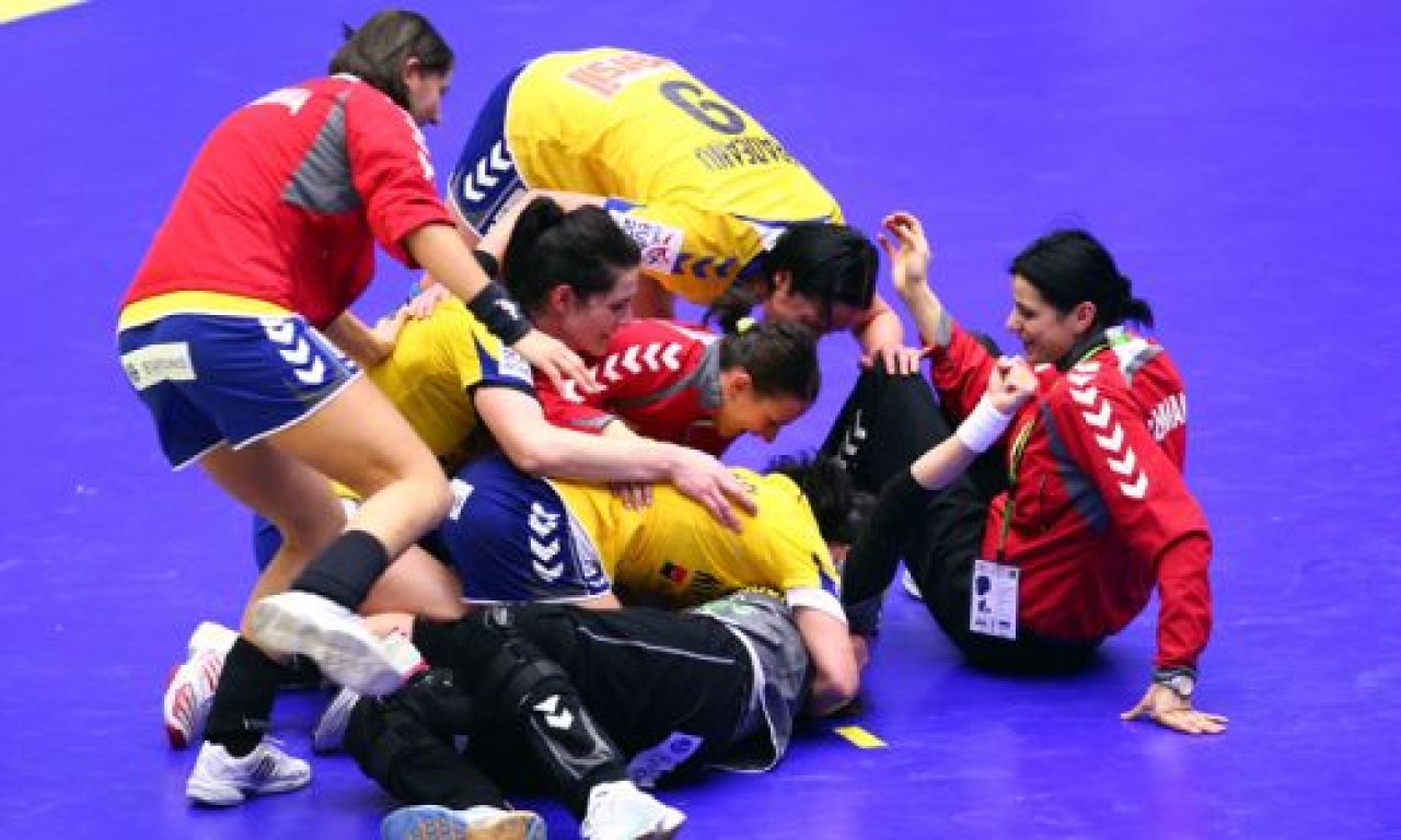 SUPER FOTO! IN LACRIMI: Asa s-au bucurat jucatoarele nationalei dupa primul BRONZ de la Euro! Vezi cifrele Romaniei!_19