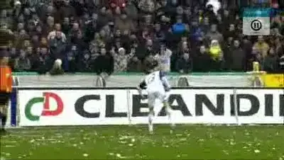 ATENTIE, fanii s-au pus pe treaba! VEZI cum au atacat un jucator :)