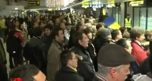 SUPER IMAGINI!! Fanii au facut show pe aeroport, la sosirea nationalei: