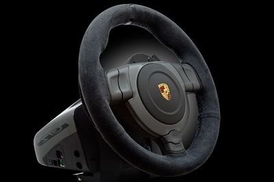 VIDEO: Esti maniac GT5 sau NFS? Ia-ti de Craciun cel mai tare volan Porsche pentru PC, Xbox sau Playstation!