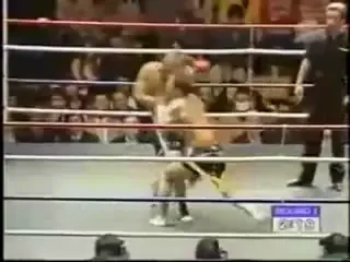 VIDEO: I-a speriat pe arbitri! Vezi cum i-a RAMAS fata dupa KO