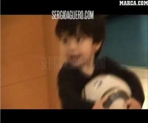 SUPER VIDEO! Primul clip aparut pe net cu viitorul Maradona! Cum il invata Kun Aguero fotbal pe baietelul sau!