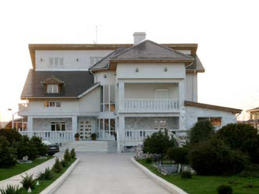 FABULOS! Gigi isi placheaza casa cu salariul pe un an al unui jucator de la Steaua!