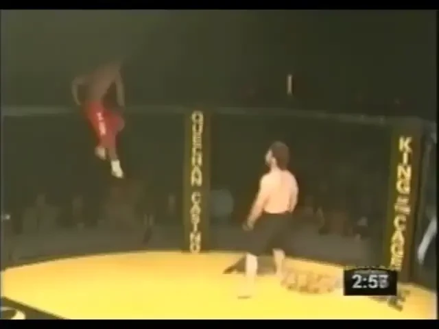 VIDEO: Show sau NEBUNIE?! Vezi cum si-a dat adversarul cu CAPUL de cusca