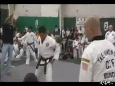 EPIC FAIL! Vrea sa sparga o caramida si il darama pe cel care o tinea! Vezi VIDEO