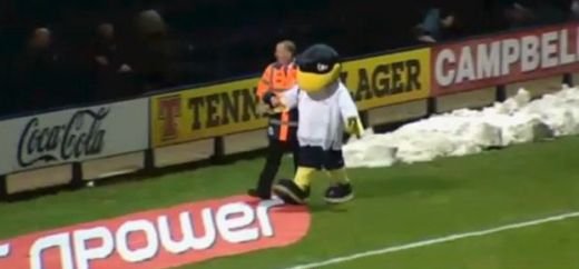 VIDEO: Prima mascota-huligan a fost evacuta de pe un stadion din Anglia :)
