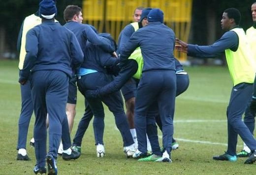 SCANDALOS! Toure si Adebayor s-au BATUT la antrenamente inainte de Arsenal! Vezi cum au fost pedepsiti!_2