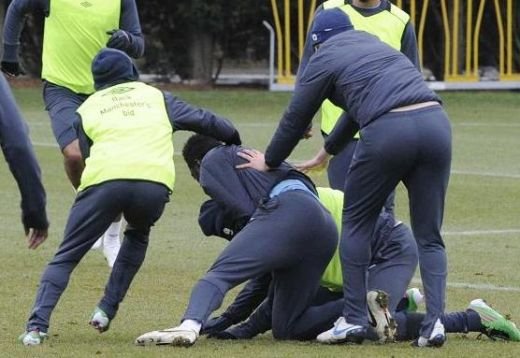 SCANDALOS! Toure si Adebayor s-au BATUT la antrenamente inainte de Arsenal! Vezi cum au fost pedepsiti!_3