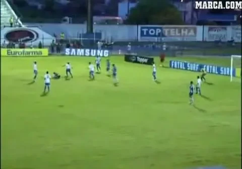 VIDEO / Un jucator a marcat din penalty, dar arbitrul a dat repunere din 6 m! Cum crezi ca fost posibil?