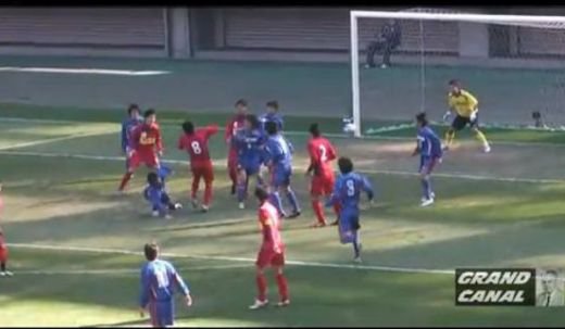 VIDEO / Cel mai tare autogol din 2011! A degajat direct in FATA colegului sau! :))