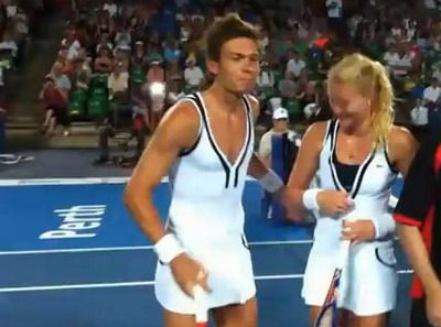 Mahut a jucat in fusta la Cupa Hopman :))) VIDEO