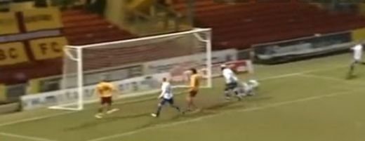 VIDEO: Aceasta faza va candida SIGUR la 'cea mai mare ratare din 2011'! A sutat inapoi, singur cu poarta goala :)