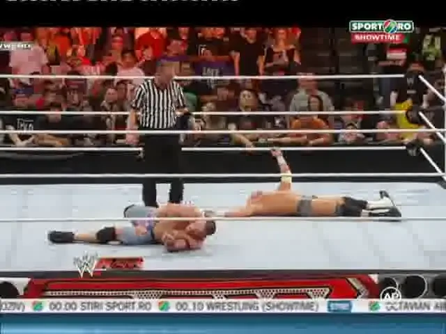 VIDEO: John Cena, ATACAT BRUTAL cu un scaun de catre CM Punk! Care crezi ca e motivul?
